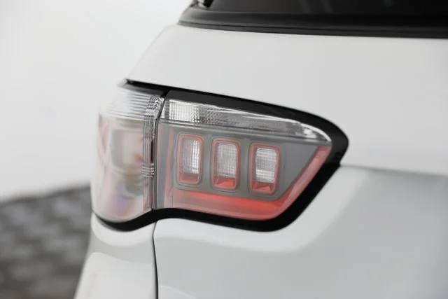 New 2026 Bright White Clear-Coat Exterior Paint Jeep Latitude image 32