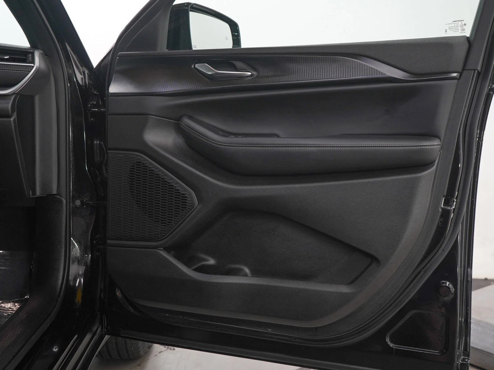 Used 2025 Diamond Black Crystal Pearlcoat Jeep Altitude image 9