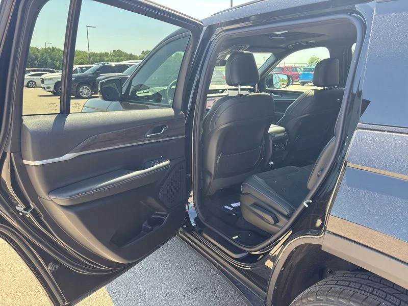 New 2026 Diamond Black Crystal Pearl-Coat Exterior Paint Jeep Altitude image 12