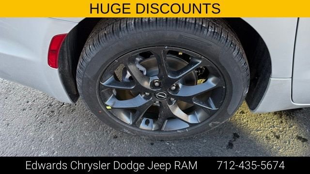 2026 Chrysler Pacifica Select - Photo 11