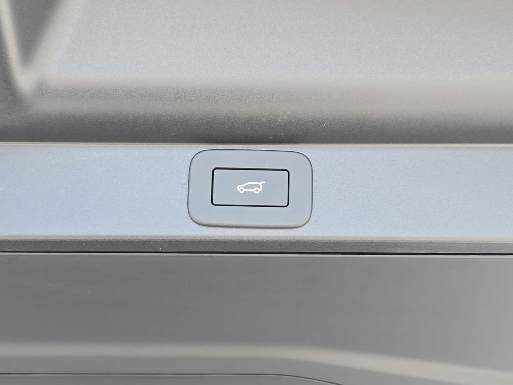 New 2026 Icy White Land Rover SE image 13