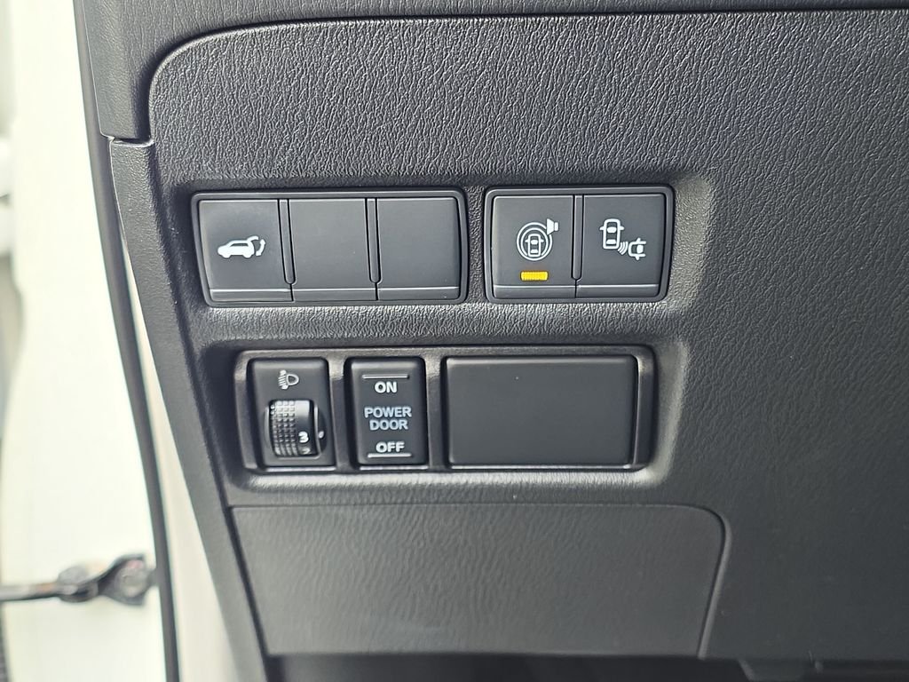 Used 2017 White Nissan Platinum image 26