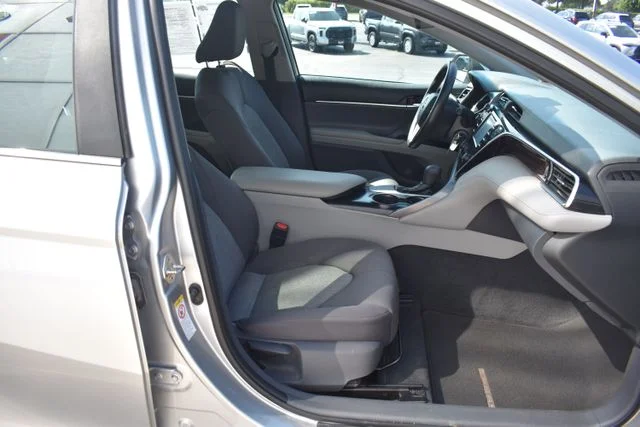 Used 2018 Silver Toyota LE image 17