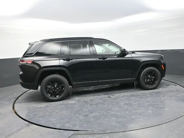 New 2026 Diamond Black Crystal Pearl-Coat Exterior Paint Jeep Altitude image 11