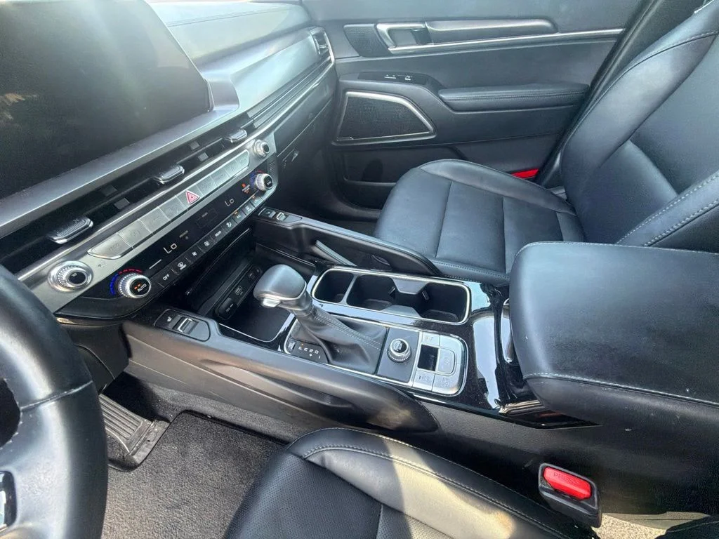 Used 2025 White Kia S image 10