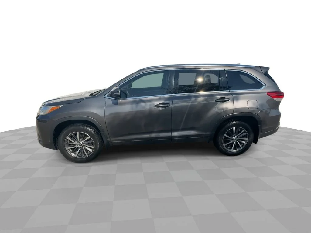Used 2018  Toyota SE image 5