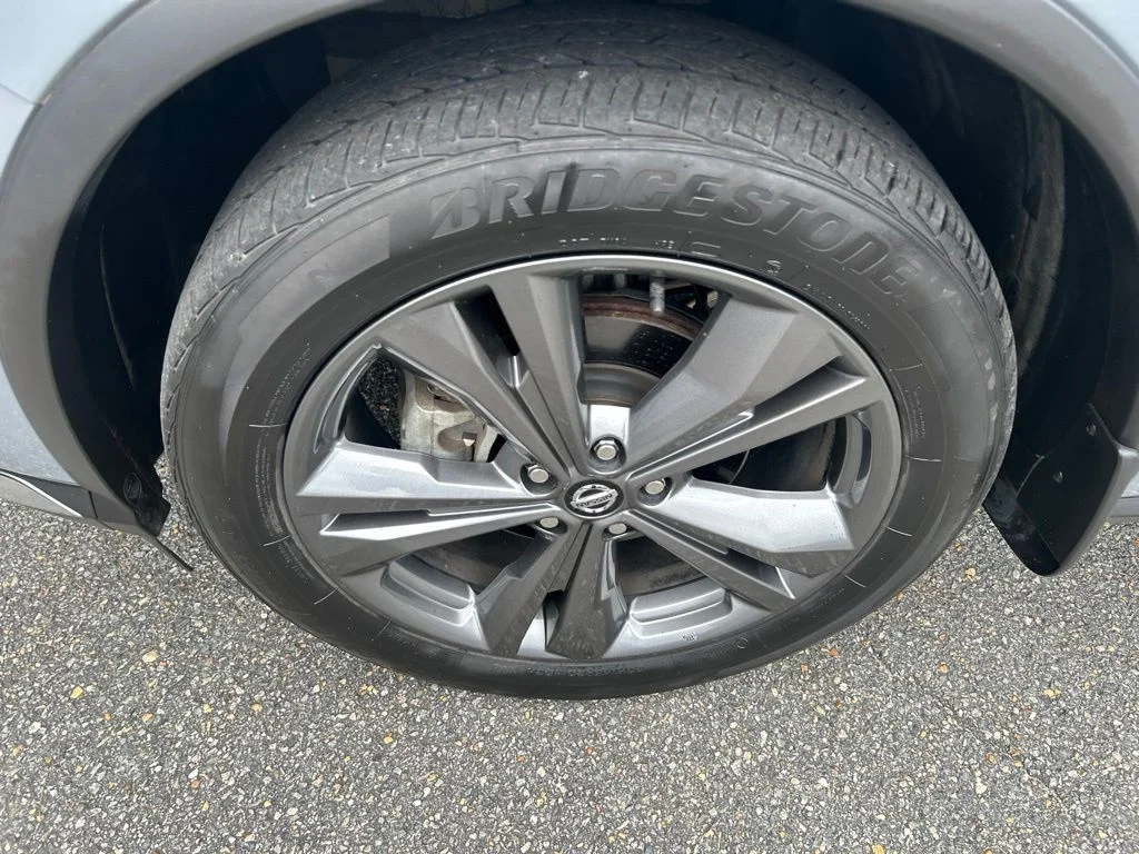 Used 2021 Gray Nissan Platinum image 13