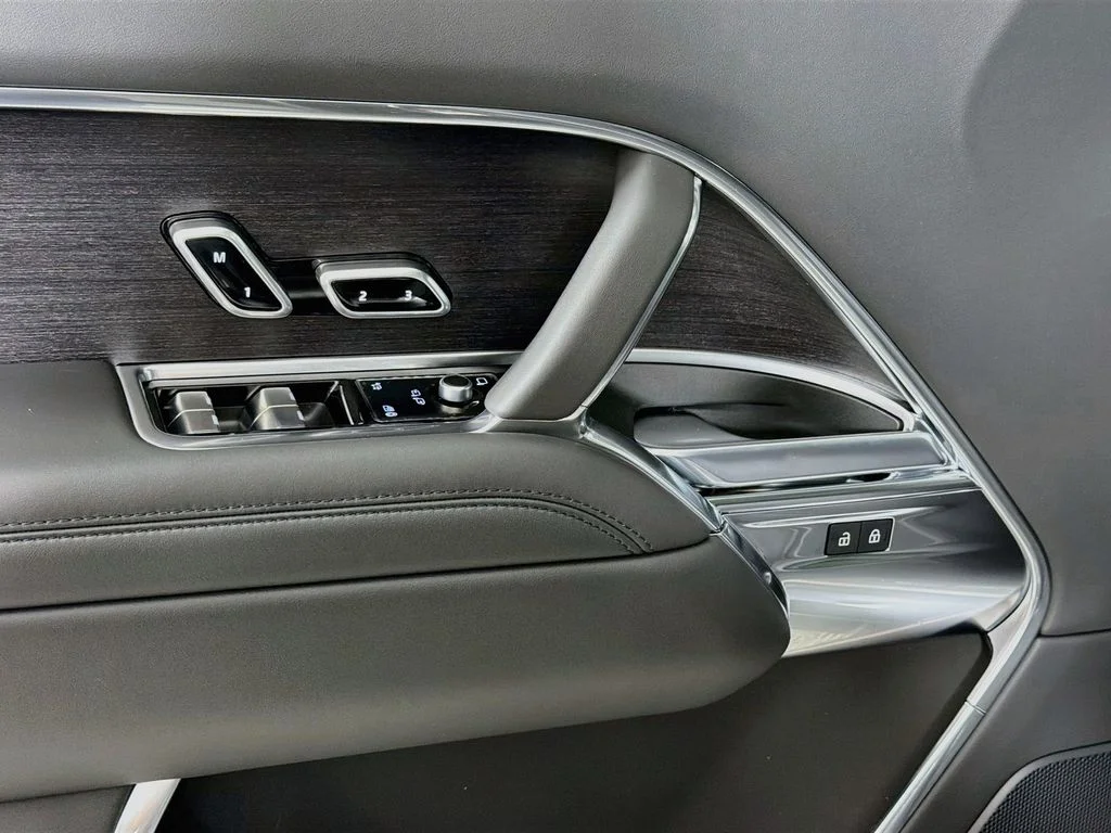 New 2026 Santorini Black Land Rover SE 7 Seats image 18