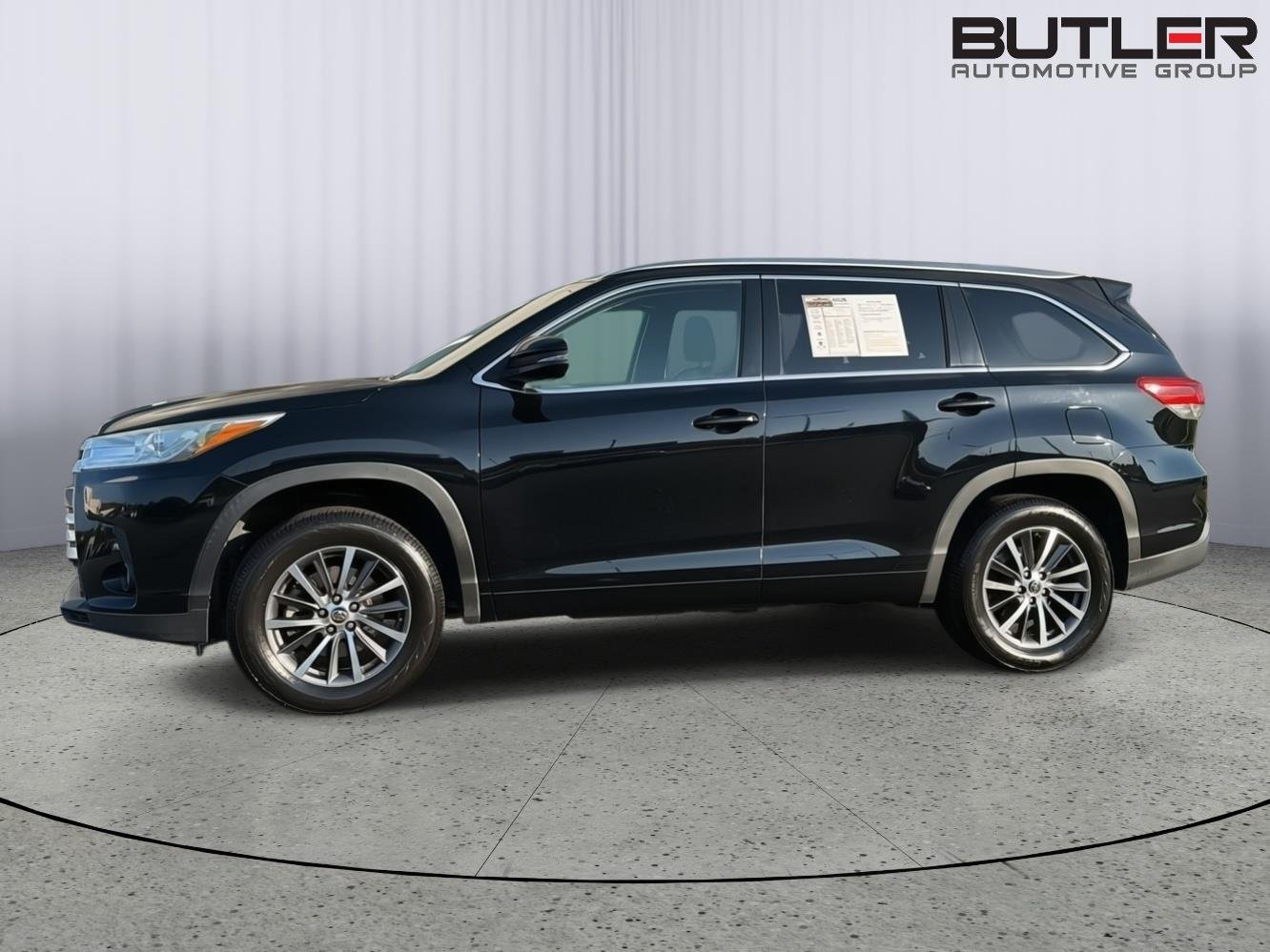 Used 2017 Midnight Black Metallic Toyota XLE image 3