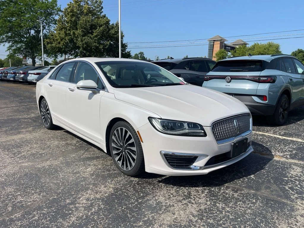 Used 2017 White Platinum Metallic Tri-Coat Lincoln Black Label image 16