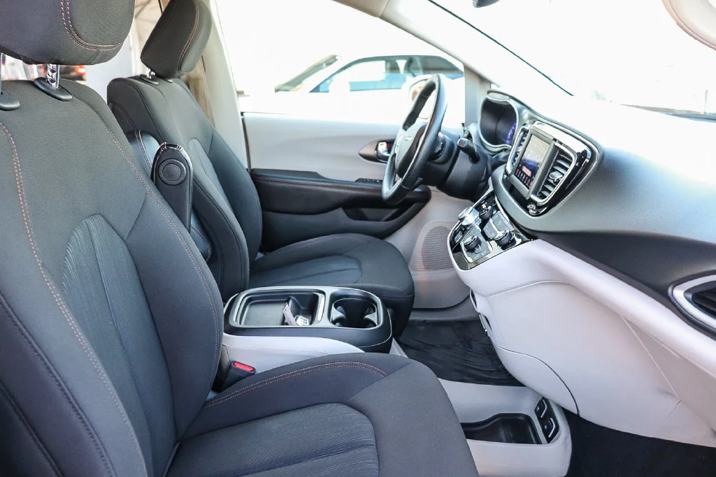 Used 2020 White Chrysler Touring image 18