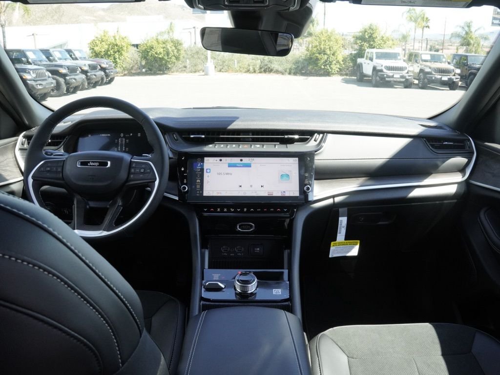 New 2026 Diamond Black Crystal Pearl-Coat Exterior Paint Jeep Laredo Altitude image 23