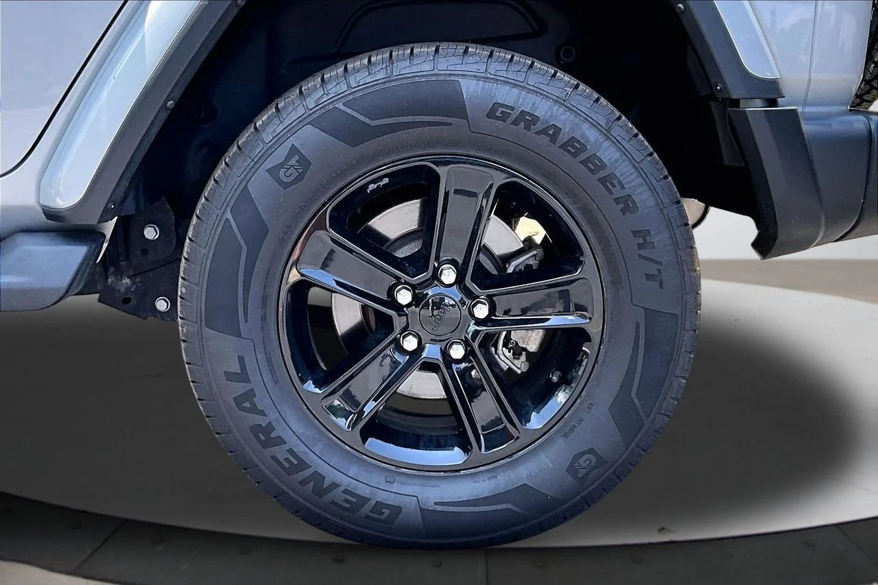 Used 2023 Silver Jeep Sahara image 33