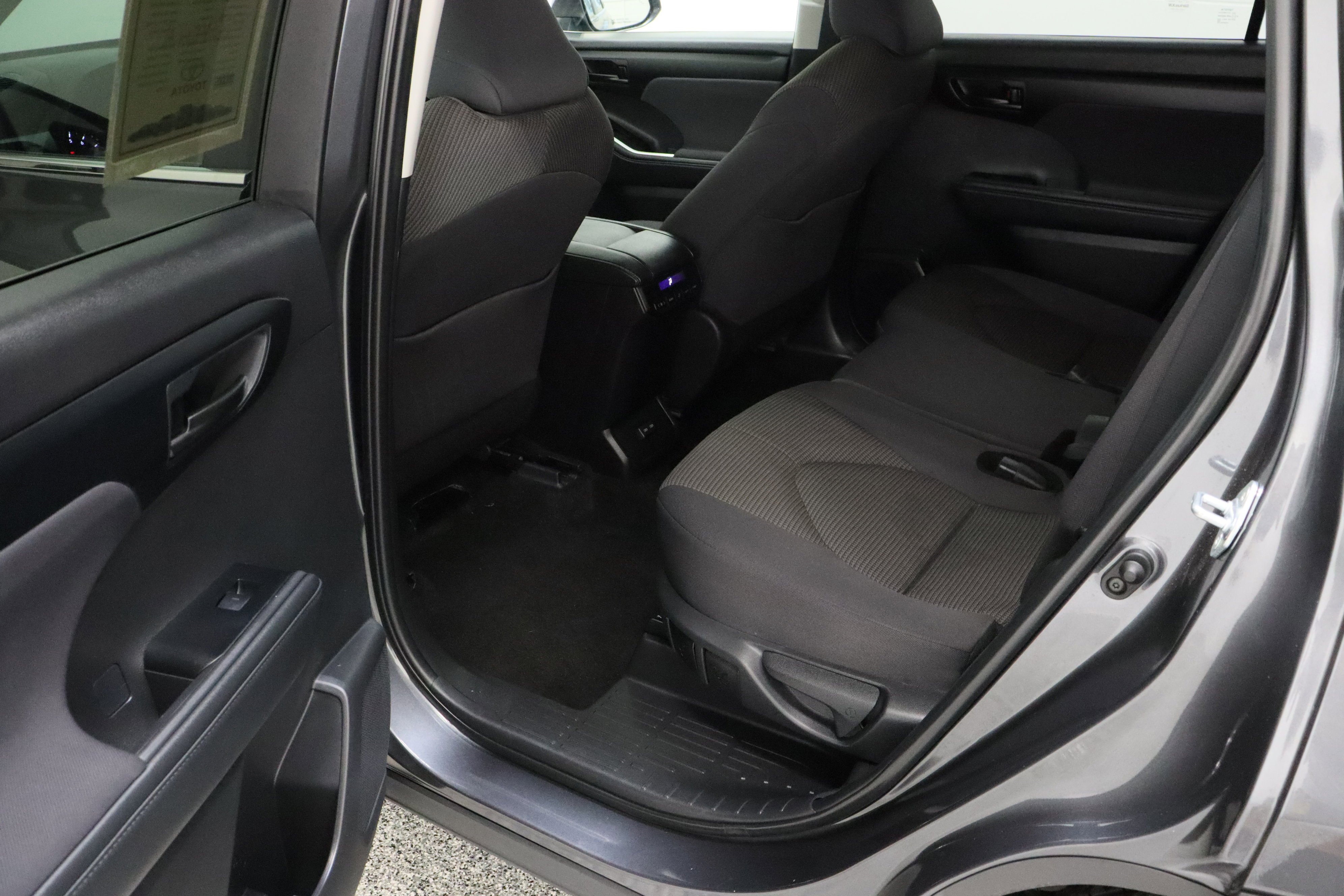 2025 Toyota Highlander LE - Photo 27