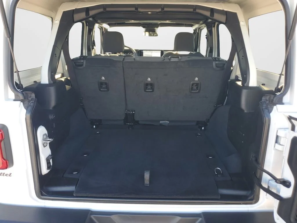 Used 2025 White Jeep 4-Door Sahara 4x4 image 9
