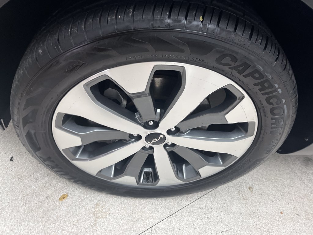Used 2022 Silver Kia S image 9