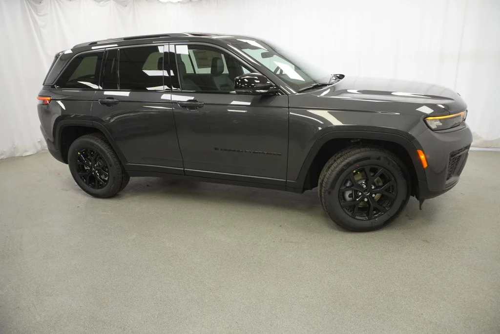 New 2026 Baltic Gray Metallic Clear-Coat Exterior Paint Jeep Altitude image 9