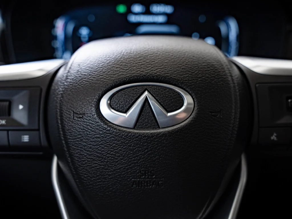 Used 2025 Warm Titanium INFINITI LUXE image 31