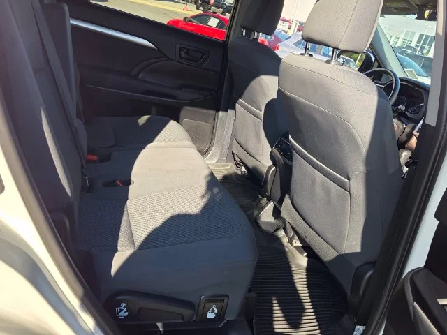 Used 2019 White Toyota LE image 17