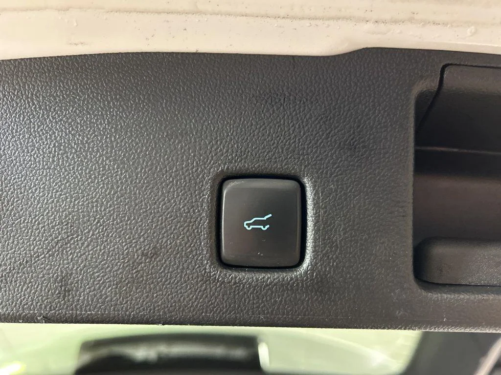 Used 2022 Oxford White Ford SEL image 9