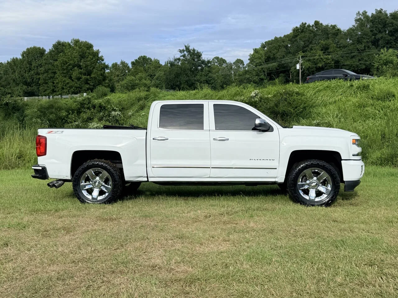 Used 2017 White Chevrolet LTZ Z71 4x4 4dr Crew Cab 5.8 ft. SB image 6
