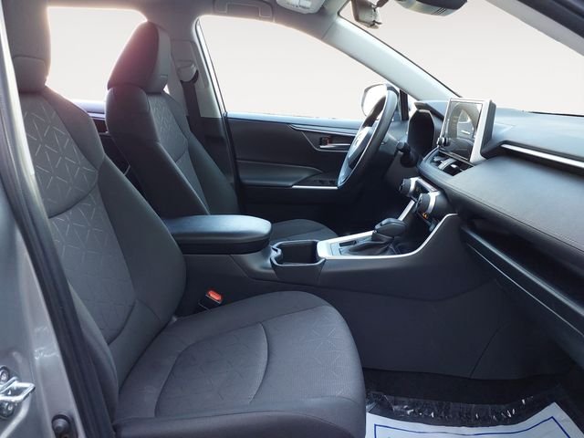 2025 Toyota RAV4 XLE - Photo 15