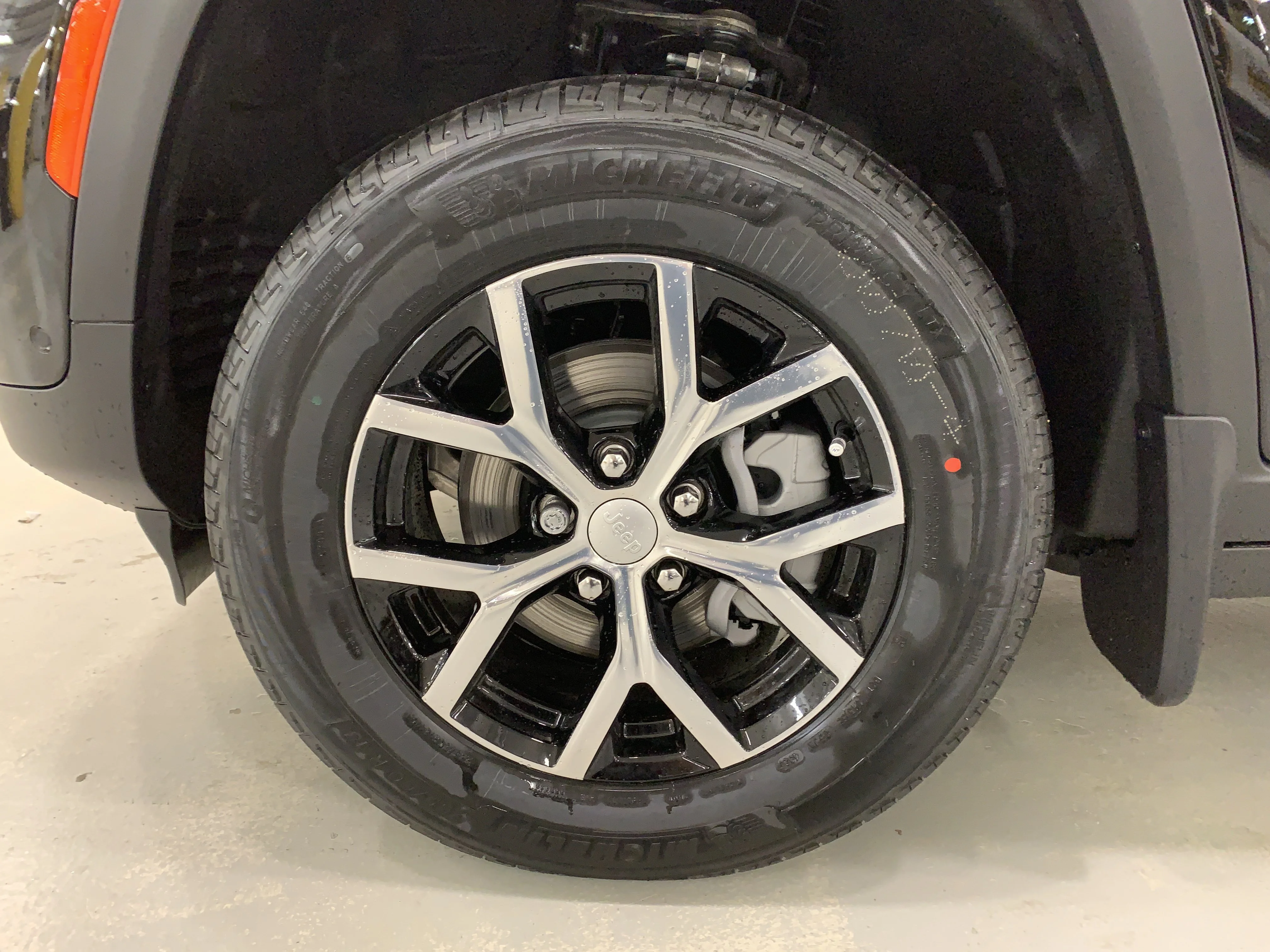 New 2025 Diamond Black Crystal Pearl Jeep Limited image 6