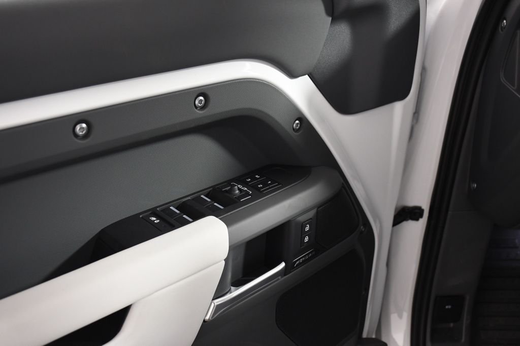 2026 Land Rover Defender S - Photo 15