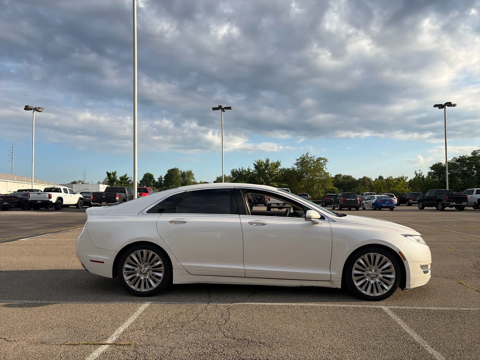 Used 2015 White Platinum Metallic Tri-Coat Lincoln  image 3
