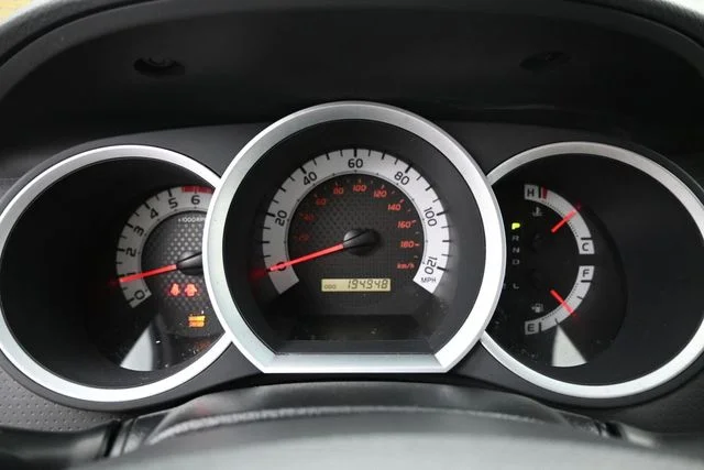 Used 2015 White Toyota Base image 31