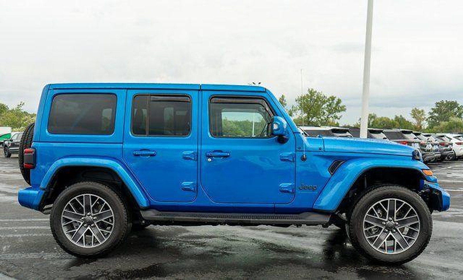Used 2023 Hydro Blue Pearlcoat Jeep High Altitude 4x4 image 5