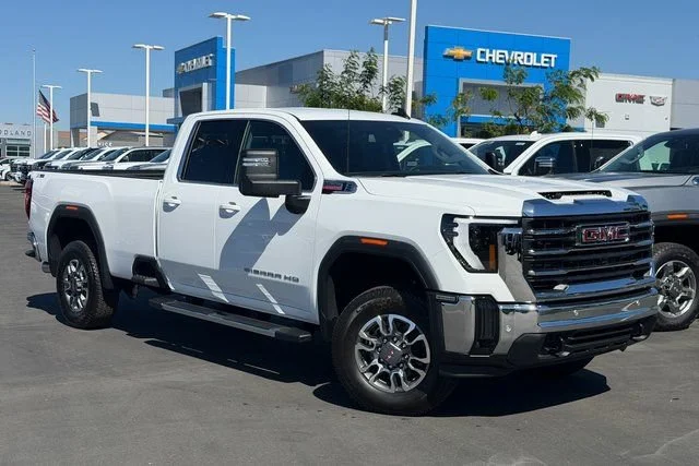 New 2026 Summit White GMC SLE image 2