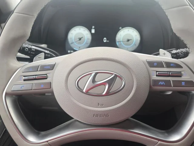Used 2025 White Hyundai Calligraphy image 11