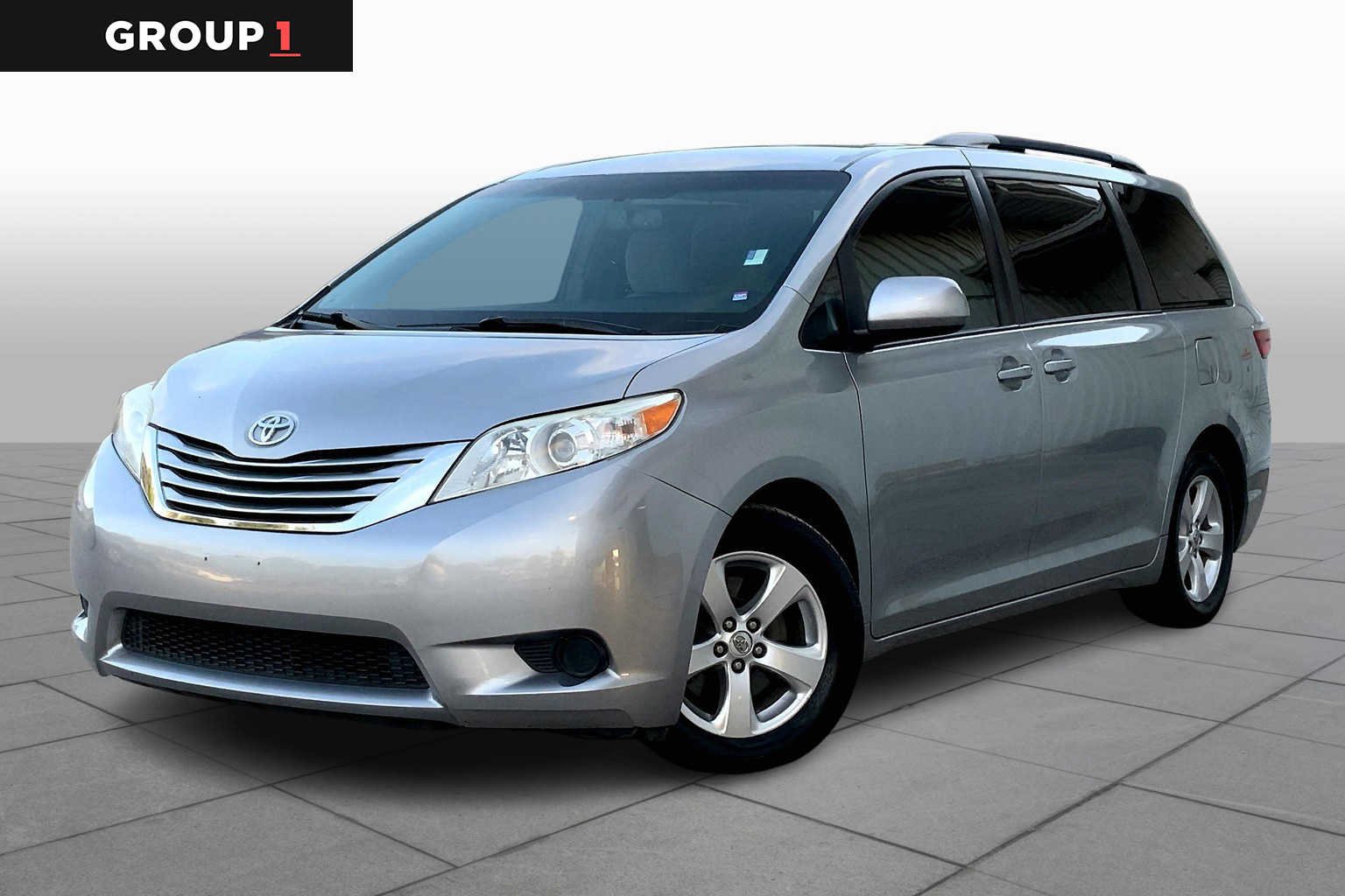 2015 Toyota Sienna LE V6 7-Passenger Access Seat's photo