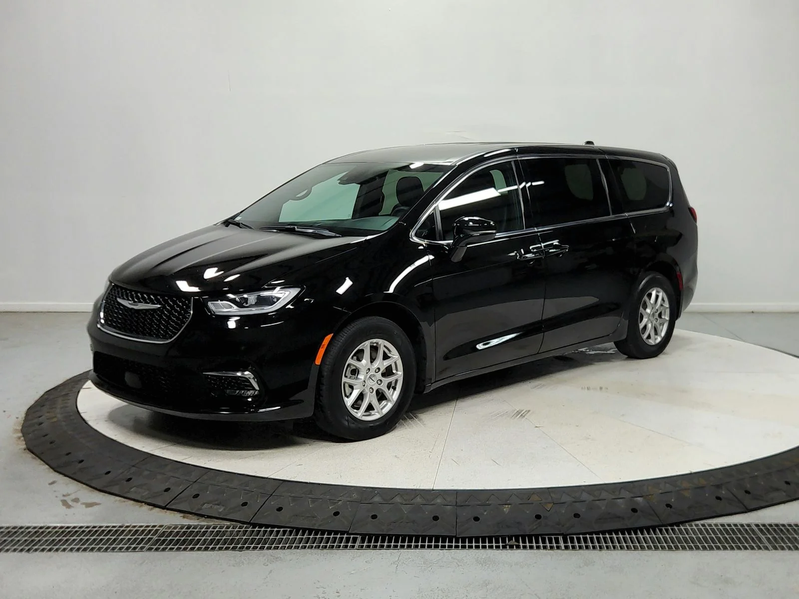Used 2025 Black Chrysler Select image 4