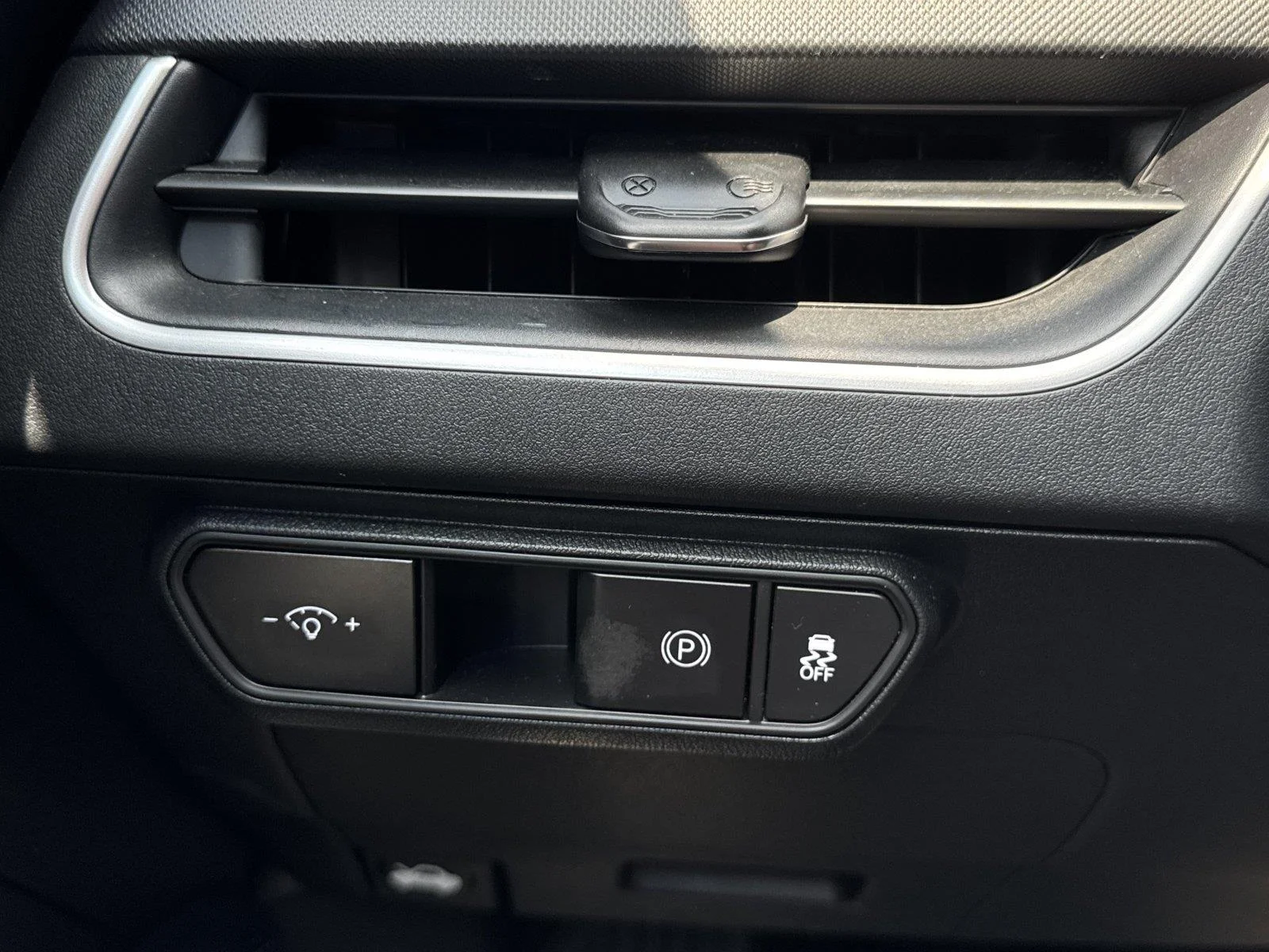 Used 2025 Snow White Pearl Kia LXS image 19