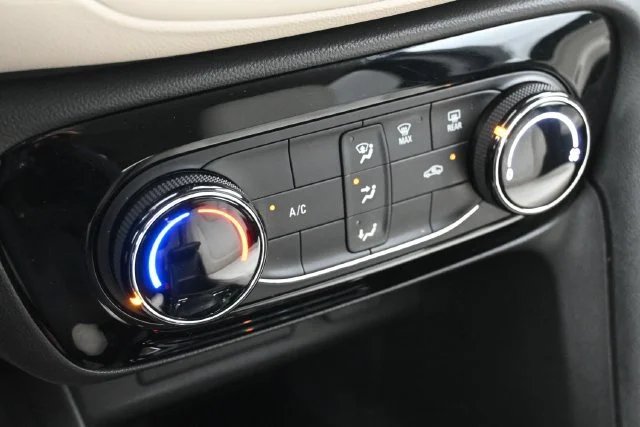 Used 2021 WHITE FROST TRICOAT Buick Preferred image 17