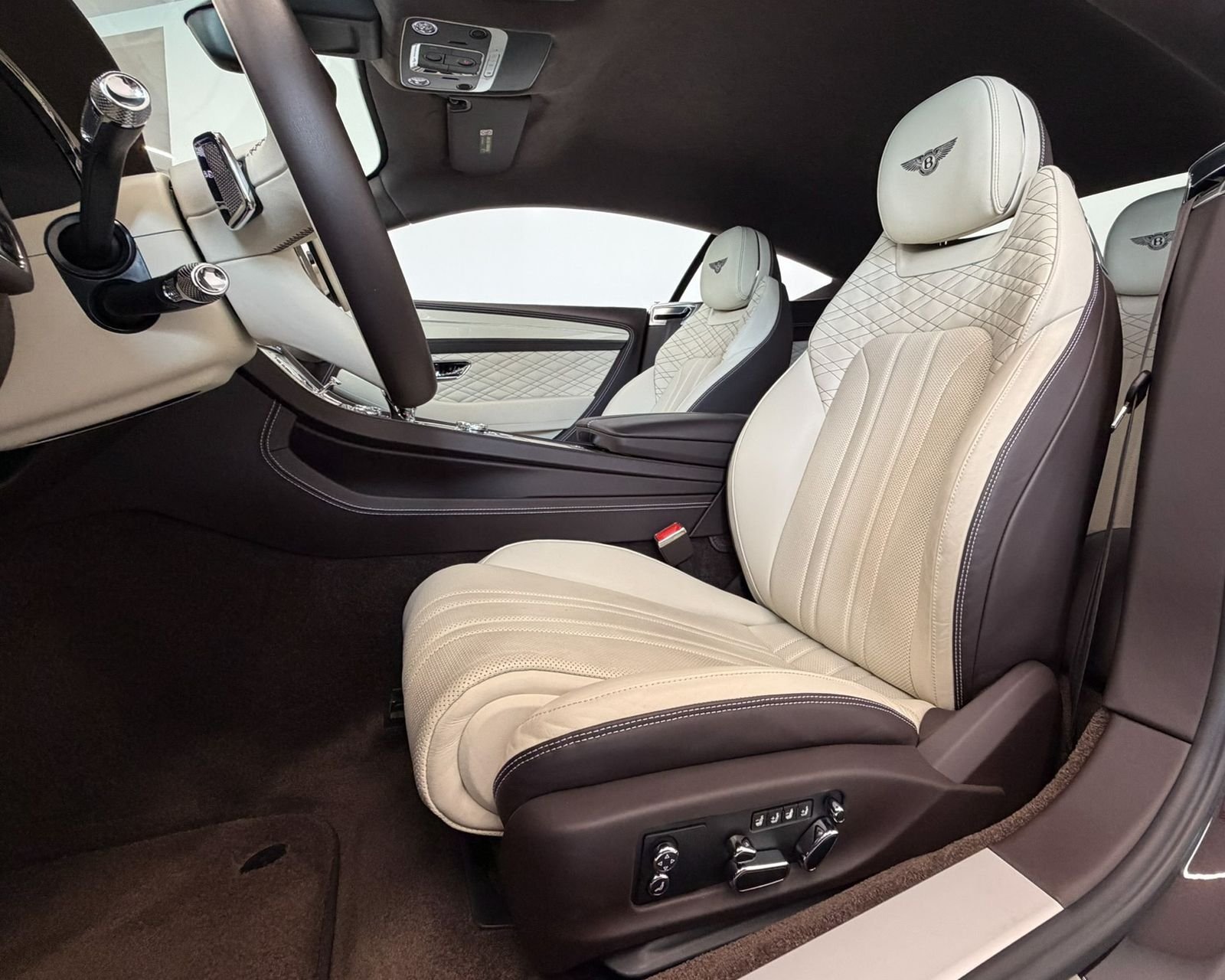 Used 2023 Brown Bentley V8 image 18