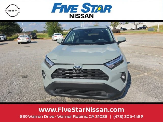 Used 2022  Toyota XLE Premium image 3