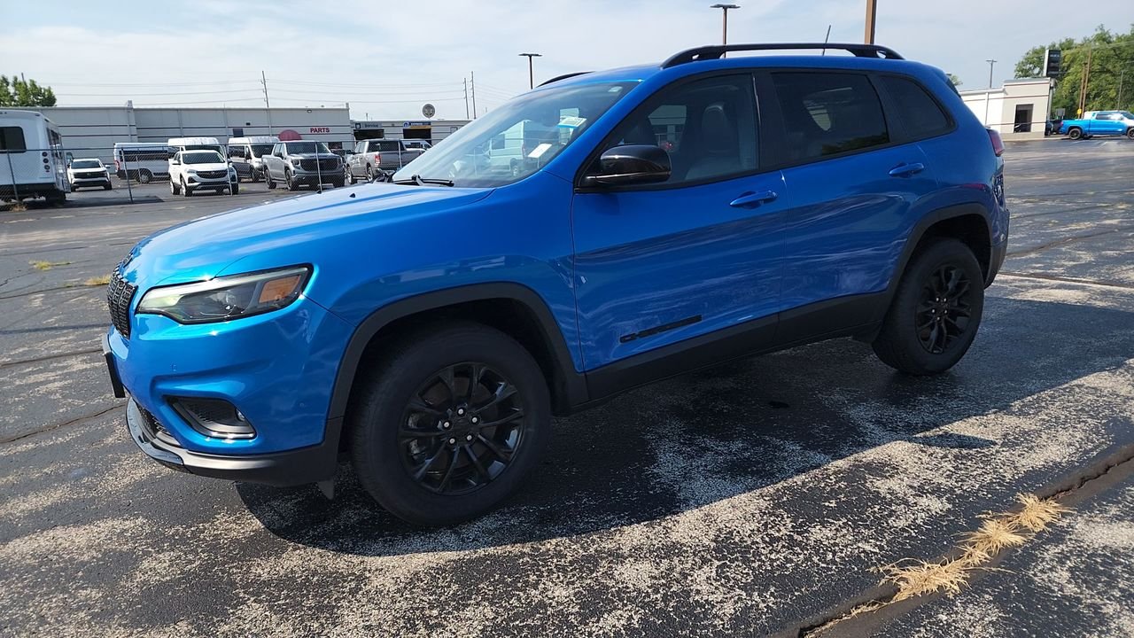 Used 2023 Hydro Blue Pearlcoat Jeep Altitude Lux image 4