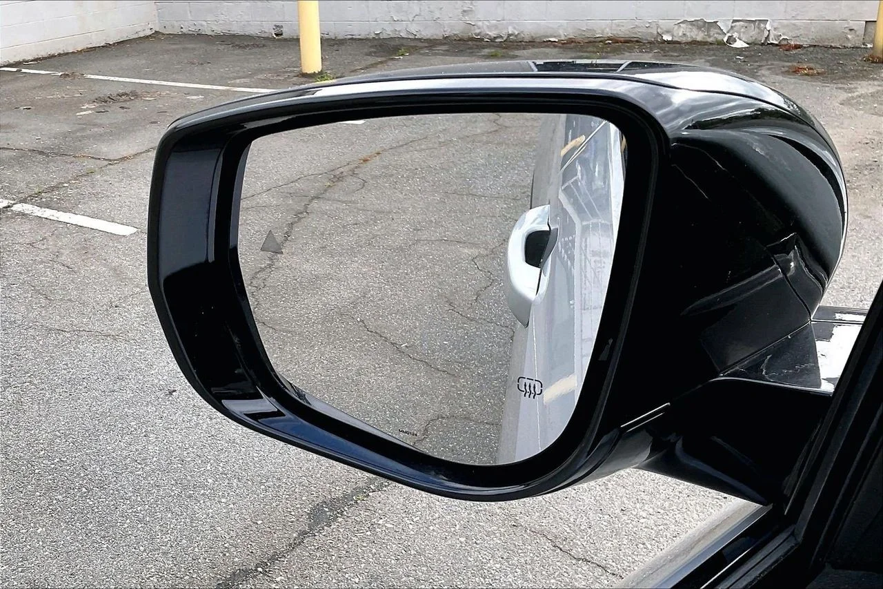 Used 2024 Silver Jeep Altitude image 29