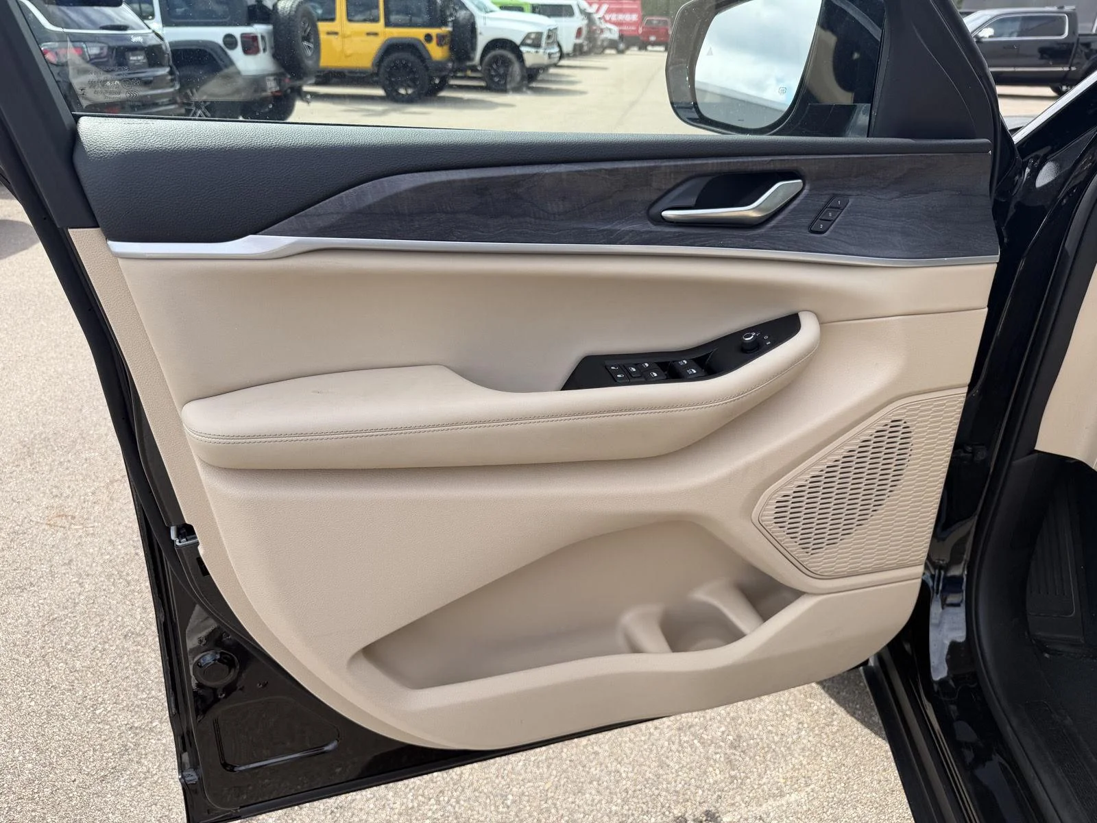 Used 2023 Diamond Black Crystal Pearlcoat Jeep Limited image 16