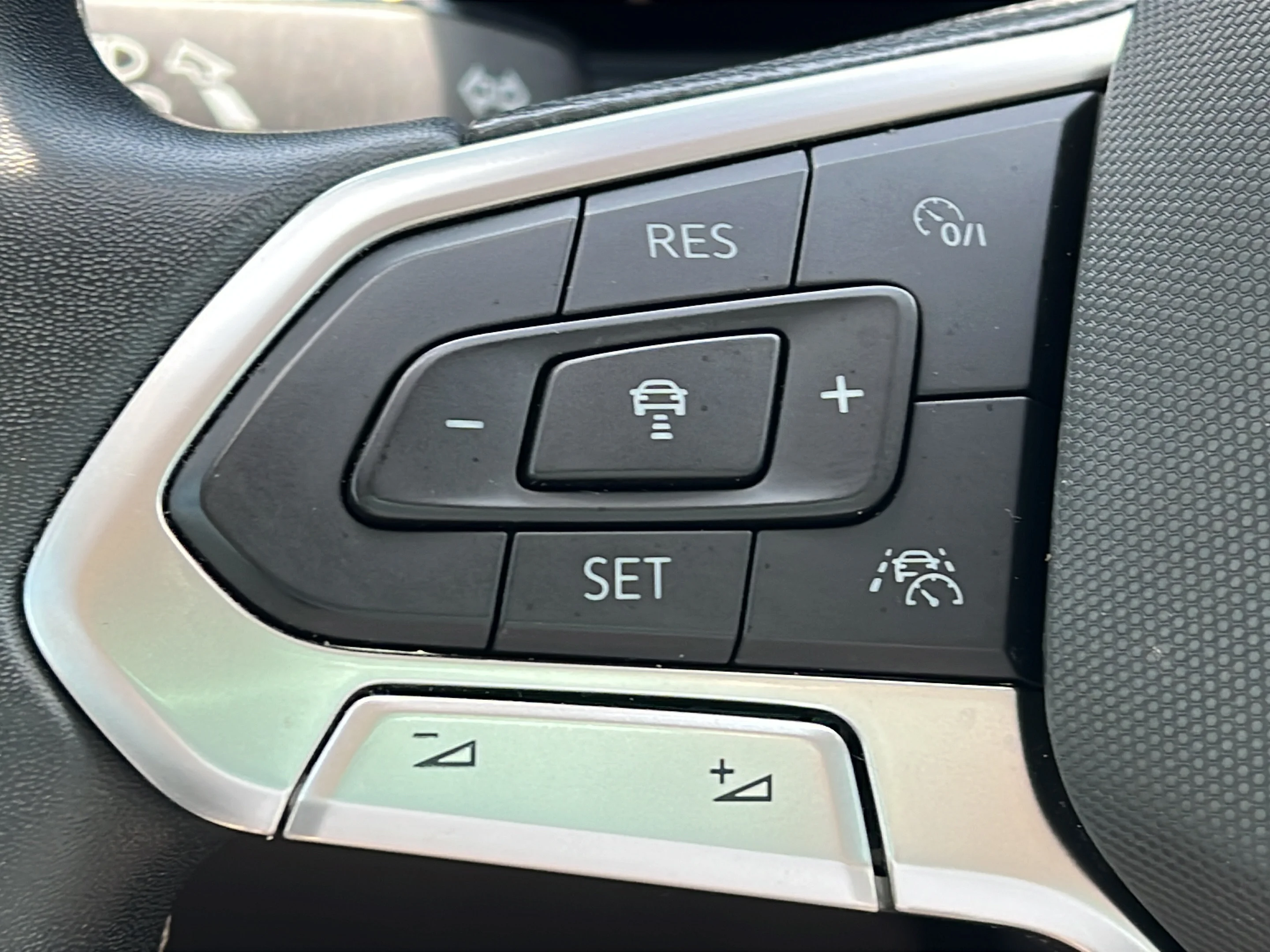 Used 2022 Blue Metallic Volkswagen SE image 18