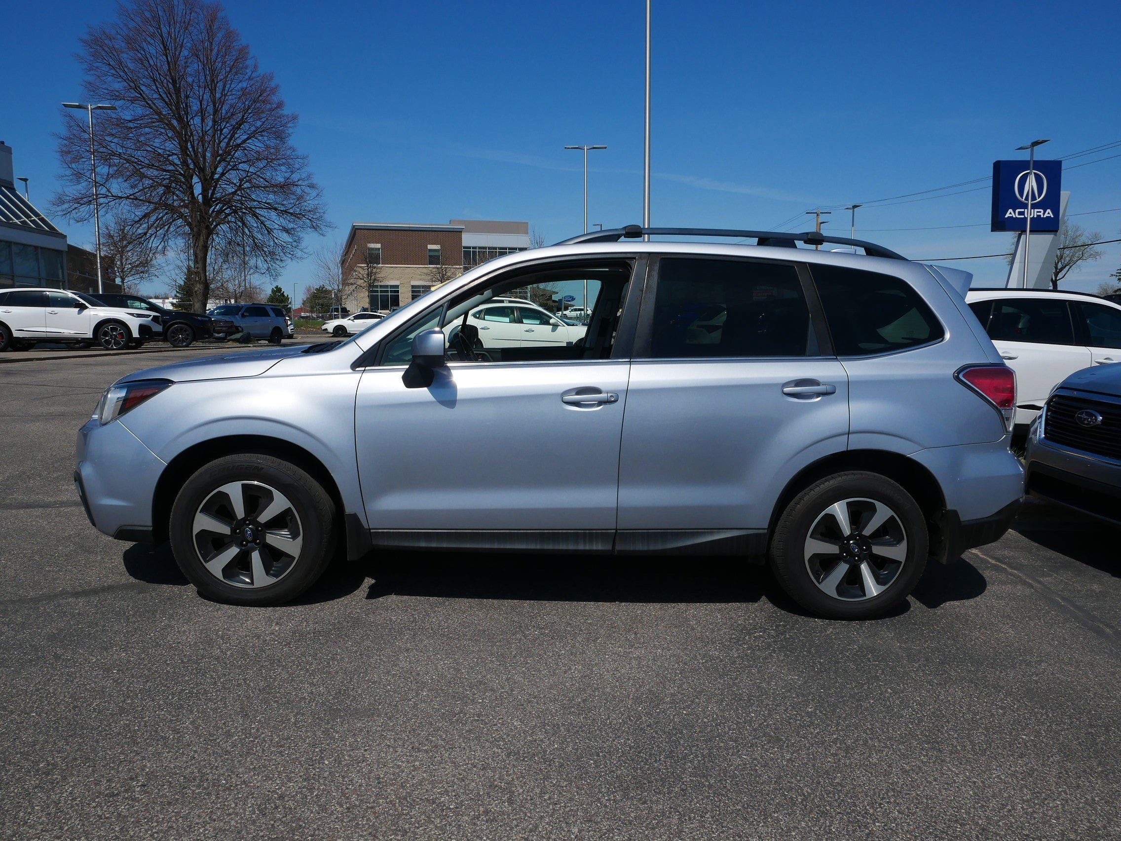 Used 2017 Ice Silver Metallic Subaru Limited image 3