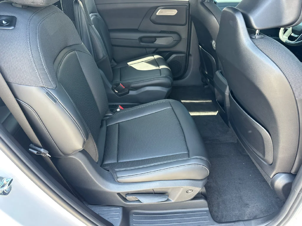New 2027 White Kia S image 15