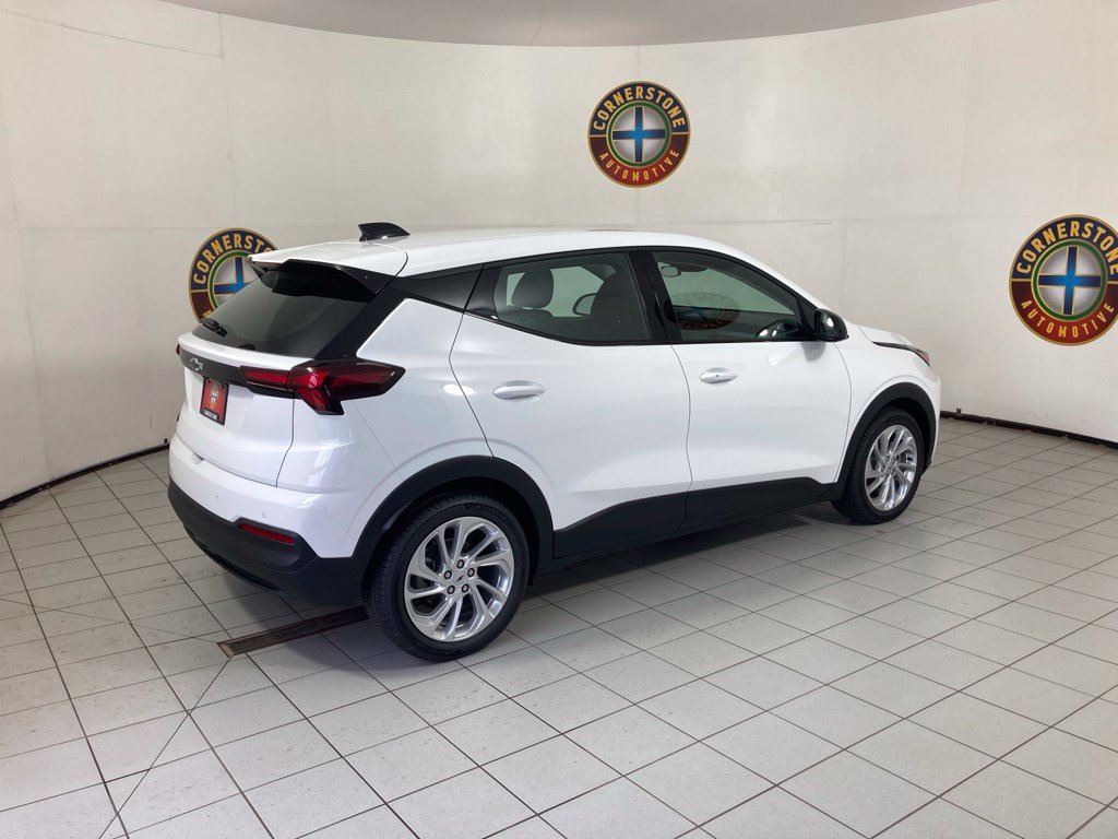 New 2027 Summit White Chevrolet LT image 17