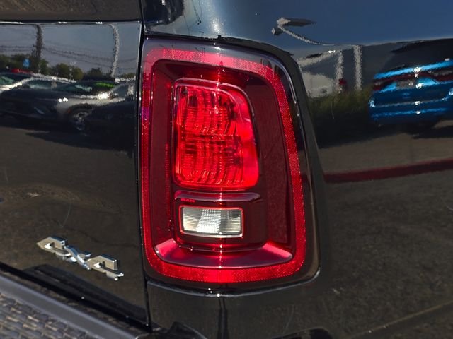 New 2026 Diamond Black Crystal Pearl-Coat Exterior Paint RAM Tradesman image 25