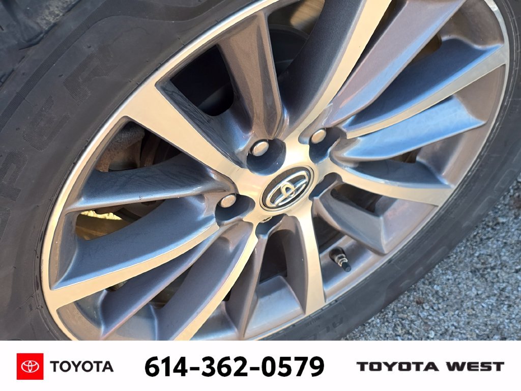 Used 2019 Silver Toyota XLE image 12