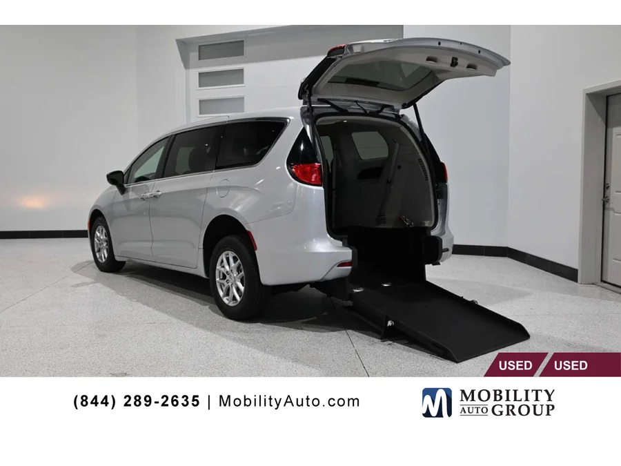 2024 Chrysler Voyager LX's photo