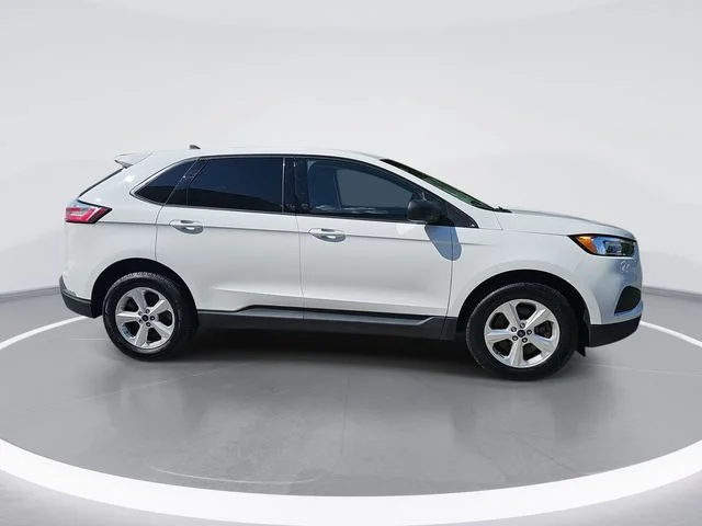 Used 2022 White Ford SE image 2